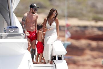 La familia Messi-Roccuzzo disfruta de unas id¨ªlicas vacaciones a bordo de un c¨®modo barco por las costas de las Islas Pitiusas.