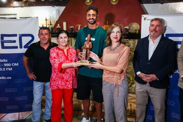 Chris Ramos recibiendo el Trofeo Manuel Jiménez en su vigésima edición.