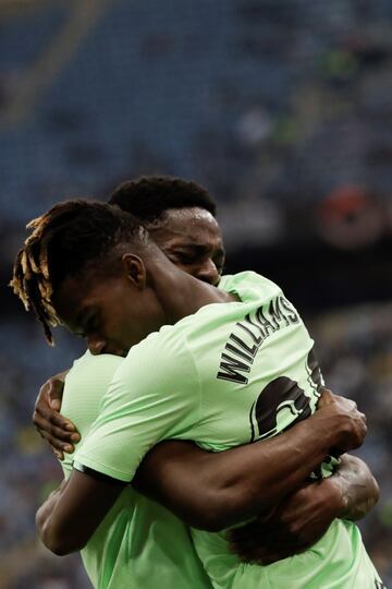 1-2. Nico Williams celebra el segundo gol con su hermano Iñaki.