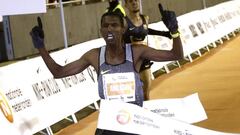 GRA162. MADRID, 31/12/2016.- El atleta eritreo Nguse Amloson se proclama vencedor de la carrera internacional de la San Silvestre Vallecana, que ha salido desde el estadio Santiago Bernabeu con meta en el estadio de Vallecas tras diez kil&oacute;metros de recorrido. EFE/Fernando Alvarado