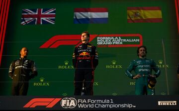 Max Verstappen, Lewis Hamilton y Fernando Alonso en el podio del Gran Premio de Australia.