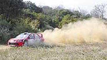 <b>DEBUT</B>. Solá, al volante del Mitsubishi ofi cial en los ensayos.