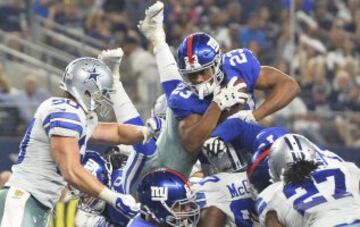 En la jugada siguiente, el running back titular de los Giants, Rashad Jennings, logr¨® el touchdown que parec¨ªa decantar la balanza para los neoyorkinos. Sin embargo, el siguiente drive le servir¨ªa a Tony Romo para conectar con Jason Witten y reducir distancias apenas tres minutos despu¨¦s y establecer un ajustado 23 a 20 a falta de 5 minutos.