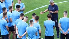 Mircea Lucescu da una charla a sus jugadores del Dinamo de Kiev d