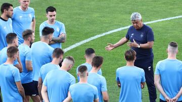 Mircea Lucescu da una charla a sus jugadores del Dinamo de Kiev d