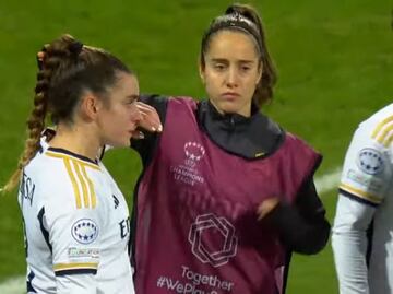 Teresa se seca las lágrimas junto a Maite Oroz después de la derrota del Real Madrid en su visita al Paris FC en Champions.