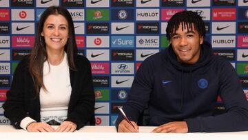 Reece James firmando su renovaci&oacute;n.