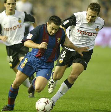 Xavi y Baraja, en un partido entre el Barcelona y el Valencia. 