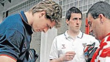 <b>CERCANÍA. </b>Fernando Llorente firma un autógrafo a un aficionado delante de Lafuente.