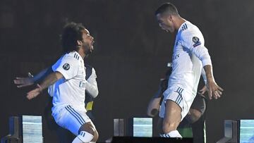 Marcelo y Cristiano Ronaldo imitan la celebración del portugués en el Santiago Bernabéu durante la fiesta de celebración de la decimotercera Copa de Europa del Real Madrid.