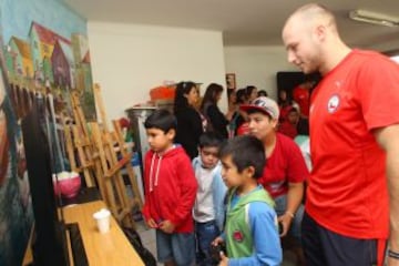 Los niños del Colegio "Con todo el Corazón" recibieron a la ministra y diversos deportistas.