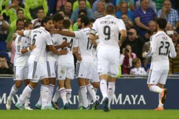 Los jugadores celebran el 1-2 de Varane. 