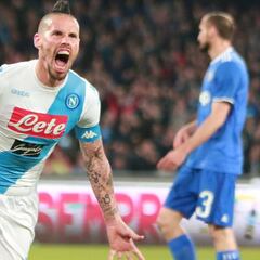 Hamsik frena a la Juve y da emoción al campeonato