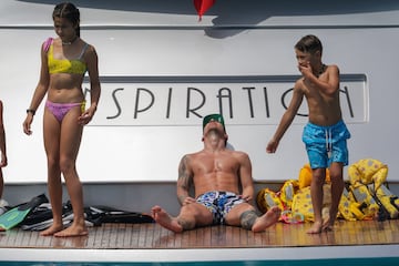 Leo Messi, Luis Su¨¢rez y Cesc F¨¢bregas han disfrutado de un d¨ªa en barco por la costa de Ibiza. Los tres jugadores se encuentran de vacaciones antes de la vuelta al trabajo.