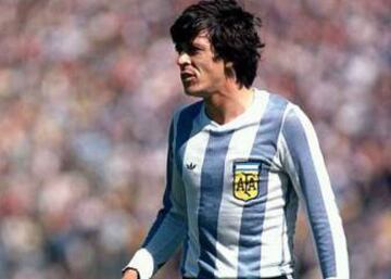 Jugó el Mundial del '74 y alzó la copa en Argentina '78. En 1982 pasó por Colo Colo donde anotó tres goles en 18 partidos.