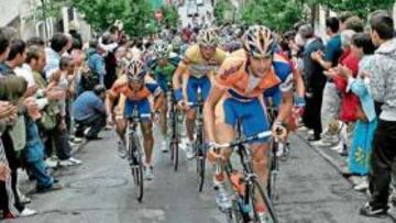 DURAS RAMPAS. El pelotón, comandado por el Rabobank a su paso por San Lorenzo de El Escorial, supera una de las rampas más complicadas en la subida a Abantos.