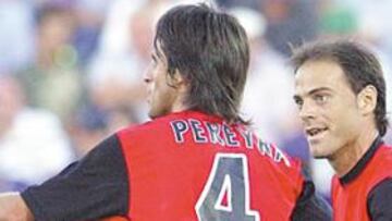 <b>DOBLE PIVOTE. </b>Pereyra o Farinós acompañarán en el centro del campo a De los Santos.