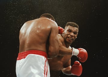 ‘Iron Mike’ no se puede decir que sea el peso pesado más polémico de la historia o el más conocido, porque tiene por delante Ali, pero sin duda es un boxeador que trascendió el boxeo. Fue el campeón mundial del pesado más joven de la historia, alzando su primer cinturón con 20 años, 4 meses y 22 días. Fue 12 veces campeón mundial y sus polémicas fuera del ring y su agresividad formaban parte de su atractivo.