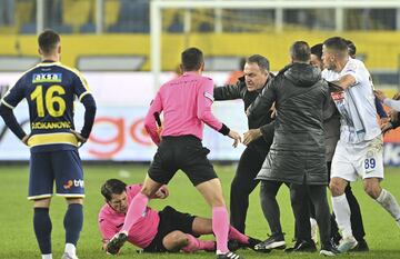 Final del partido. El presidente de los locales, Faruk Koca, salta al césped y propina un brutal puñetazo al árbitro Halil Umut Meler que, tras caer al suelo, recibe una patada de otra persona. El motivo, un penalti sancionado en el minuto 97 a favor de los visitantes que supuso en el empate definitivo.