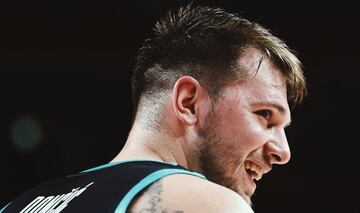 La selección eslovena de baloncesto, comandada por Luka Doncic, se ha impuesto a la selección argentina por 100-108. Luka ha anotado 48 puntos en el encuentro igualando la segunda mejor marca de la historia de los Juegos Olímpicos.