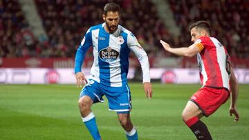 GRAF8811. GIRONA, 09/03/2018.- El centrocampista del Girona Alex Granell (d) pelea un balón con el centrocampista costarricense del Deportivo, Celso Borges, en partidoi de liga que se disputa esta noche en el Campo Municipal Montillivi. EFE/ Robin