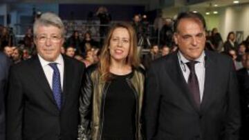 Cerezo, presidente del Atlético, Ana Muñoz, directora general de Deportes del CSD, y Javier Tebas, presidente de la LFP.
