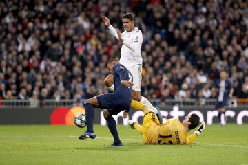 2-1. Thibaut Courtois y Rapahel Varane en la jugada del primer gol de Kylian Mbappé.