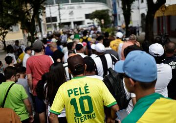 Soccer Football - Death of Brazilian soccer legend Pele - Vila Belmiro Stadium, Santos, Brazil - January 2, 2023 Mourners queue to pay their respect to Brazilian soccer legend Pele, as his body lies in state on the pitch of his former club Santos' Vila Belmiro stadium REUTERS/Ueslei Marcelino