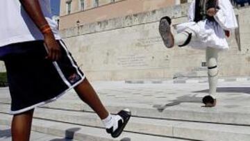 <b>FIN DE GIRA. </b>Kevin Durant, ayer en la Tumba al Soldado Desconocido en el centro de Atenas.