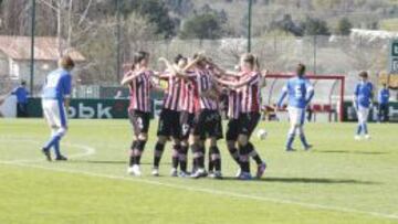 Las jugadoras del Athletic celebran un gol ante el San Gabriel. 