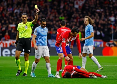 La ve Pedro de la Lazio por una falta a destiempo sobre Samu Lino.