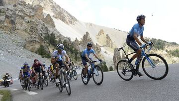 Alejandro Valverde, Mikel Landa, Marc Soler y Geraint Thomas ruedan en el pelot&oacute;n en la subida al Col de l&#039;Izoard en el Tour de Francia 2019.