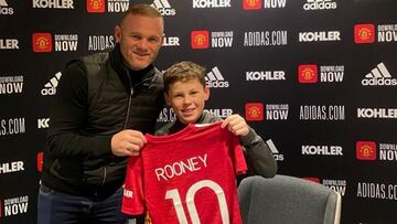 Wayne Rooney, posando con su hijo Kai, nuevo fichaje del Manchester United.