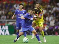 MEX9289. CIUDAD DE MÉXICO (MÉXICO), 11/04/2026.- Vinícius Moreira (i) de América disputa el balón con Erik Lira (d) de Cruz Azul este sábado, en un partido de la jornada 14 del torneo apertura 2026 de la Liga MX entre América y Cruz Azul en el estadio Banorte en Ciudad de México (México). EFE/ Sáshenka Gutiérrez