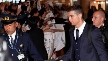 Spanish football club, Real Madrid Cristiano Ronaldo (2nd R) walks with his teammates upon their arrival at the Haneda International airport in Tokyo on December 12, 2016.
 More than 300 fans welcomed Real Madrid team which had been here to compete in the Club World Cup tournament. / AFP PHOTO / TOSHIFUMI KITAMURA