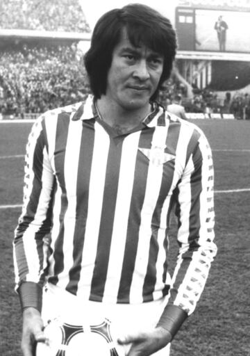 Jugó tres temporadas con el Betis y disputó 76 partidos, en los que marcó 29 goles. 