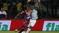 Villa ante la marca de Velasco en el juego entre Nacional y Tolima por el juego de vuelta de los cuartos de final de la Liga &Aacute;guila I-2017