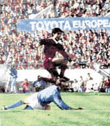 La Roma perdió la Copa de Europa ante el Liverpool en la tanda de penaltis en su propio estadio, pero los ingleses no supieron aprovechar esta nueva oportunidad para ganar la Intercontinental. El Independiente de Avellaneda, que había derrotado al Gremio en Brasil por 0-1 y empató a cero en Buenos Aires, se llevó su séptima Libertadores y sólo necesitó un tanto (obra de su delantero Percudani) para derrotar a los ingleses en Tokio. A unos meses de haber acabado la guerra de las Malvinas, ese triunfo de los argentinos sobre los ingleses fue visto como un triunfo político. Percudani, que apenas tenía 19 años de edad, fue tratado como un héroe a su regreso a Argentina.