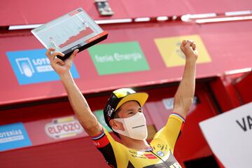 El ciclista esloveno del Jumbo Visma, Primoz Roglic celebra en el podio su victoria en la undécima etapa.