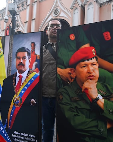 Un simpatizante del gobierno sostiene fotografías del fallecido presidente venezolano Hugo Chávez y del presidente Nicolás Maduro, después de que el presidente estadounidense Donald Trump dijera que Estados Unidos había atacado a Venezuela y capturado a Maduro.