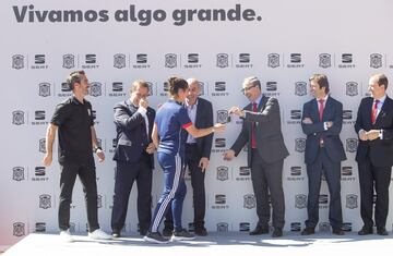 El director general de SEAT España, Mikel Palomera, ha estado presente en la entrega de llaves a las jugadoras y se ha mostrado "convencido de que la Selección femenina dará muchas alegrías a los aficionados en Francia".