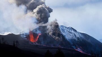 TOPSHOT - In this handout photograph taken and released by the Spanish Military Emergency Unit (UME) on November 28, 2021 the Cumbre Vieja volcano spews lava, ash and smoke on the Canary island of La Palma. - It has been more than two months since Cumbre Vieja began erupting, forcing more than 6,000 people out of their homes as the lava burnt its way across huge swathes of land on the western side of La Palma. The island, part of the Canary Islands archipelago off northwestern Africa, is experiencing its third eruption in a century, with previous ones in 1949 and 1971. (Photo by Luismi Ortiz / UME / AFP) / RESTRICTED TO EDITORIAL USE - MANDATORY CREDIT "AFP PHOTO / LUISMI ORTIZ / SPANISH MILITARY UNIT (UME)" - NO MARKETING - NO ADVERTISING CAMPAIGNS - DISTRIBUTED AS A SERVICE TO CLIENTS