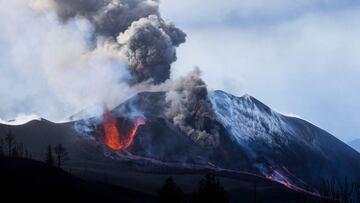 TOPSHOT - In this handout photograph taken and released by the Spanish Military Emergency Unit (UME) on November 28, 2021 the Cumbre Vieja volcano spews lava, ash and smoke on the Canary island of La Palma. - It has been more than two months since Cumbre 