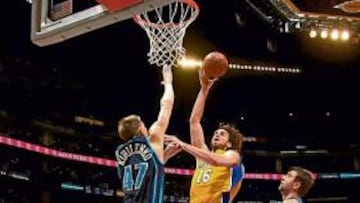 <b>EL CIELO ES EL LÍMITE. </b>Cerca de los focos y las estrellas ruge la batalla aérea: Gasol-Kirilenko. De ese combate extrajo Pau el tiro libre que le valió su punto 10.000 en la NBA.