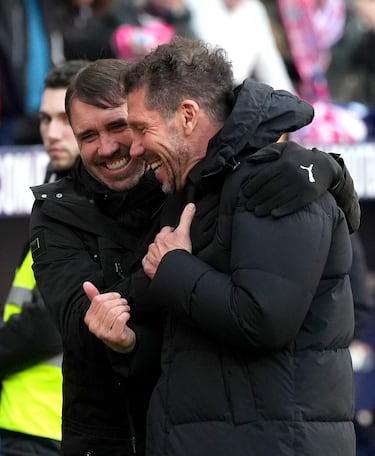 Afectuoso saludo entre Eduardo Coudet y Diego Simeone. 