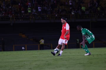 La fiesta en El Campín que disfrutó de la magia de Ronaldinho en el partido entre Santa Fe y Nacional, en el que se le rindió homenaje al brasileño que jugó con la '10' del equipo bogotano.