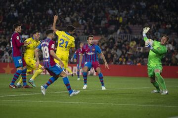 0-1. Lucas Pérez marca el primer gol. En la imagen, remate de Rubén Sobrino que despeja Marc-André ter Stegen.