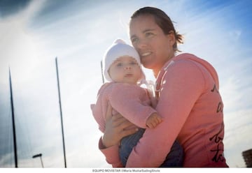 Marina Alabau (Sevilla, 35 años) es madre de una niña. En el año 2012, la regatista consiguió su mayor logro deportivo, al proclamarse campeona mundial RS:X (windsurf olímpico) en los Juegos de Londres. En esa disciplina es en la que ha cosechado sus mayores éxitos destacando cinco medallas en mundial (una de oro en 2009) y seis europeas (cinco de oro). 