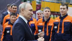 Russian President Vladimir Putin meets with workers as he visits an aviation factory in the east Siberian city of Ulan-Ude on March 14, 2023. (Photo by Mikhail Metzel / SPUTNIK / AFP) (Photo by MIKHAIL METZEL/SPUTNIK/AFP via Getty Images)
