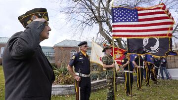 El capell&aacute;n Charles Andriolo, de VFW Post 1617, saluda durante una ceremonia del D&iacute;a de los Veteranos, el mi&eacute;rcoles 11 de noviembre de 2020, en Derry, N.H.